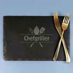 Servierplatte aus Schiefer personalisiert mit Wunschtext und Meistergriller-Motiv | Rechteckig