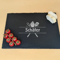 Servierplatte aus Schiefer personalisiert mit Wunschtext und Meistergriller-Motiv | Rechteckig