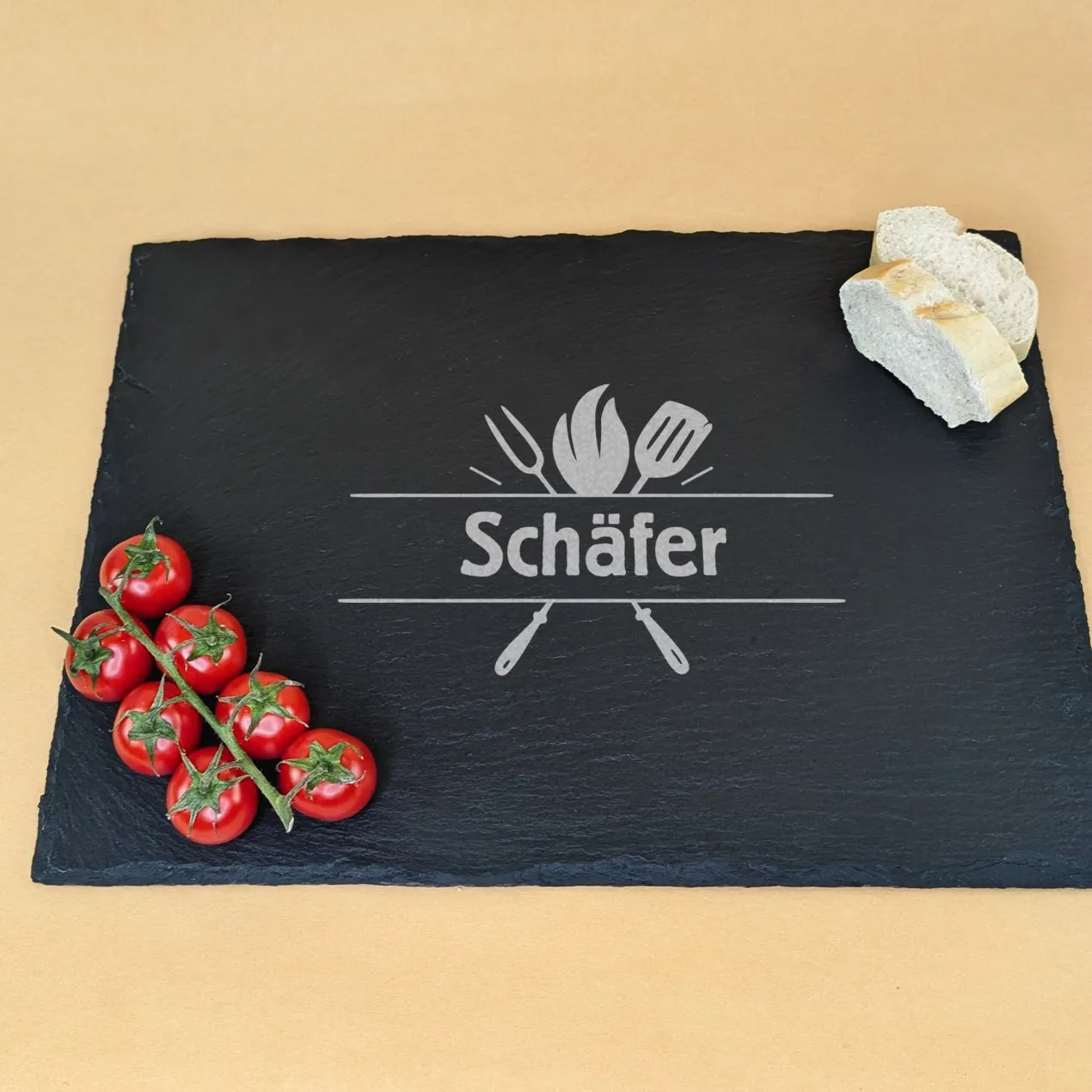 Servierplatte aus Schiefer personalisiert mit Wunschtext und Meistergriller-Motiv | Rechteckig
