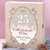 Silberhochzeitswein mit zwei gravierten Gläsern in bedruckter Holzbox