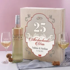 Silberhochzeitswein mit zwei gravierten Gläsern in bedruckter Holzbox