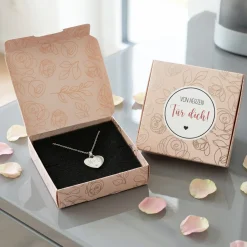 Silberne Herzkette mit Gravur in Geschenkbox mit Silberfolienprägung