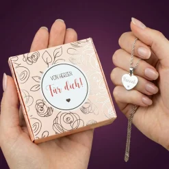 Silberne Herzkette mit Gravur in Geschenkbox mit Silberfolienprägung