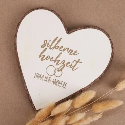 Silberne Hochzeit - Holzscheibe in Herzform mit Namen