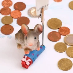 sitzende Maus mit blauer Schultüte und Geldclip