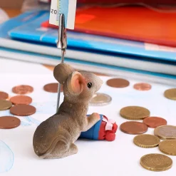 sitzende Maus mit blauer Schultüte und Geldclip