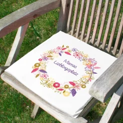 Sitzkissen mit Sommerblütenkranz und Wunschtext