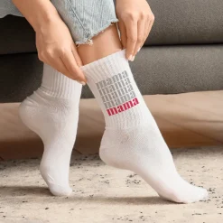Socken für Mama mit Schriftzug in weiß als Muttertagsgeschenk | Modernes Motiv und Größenauswahl