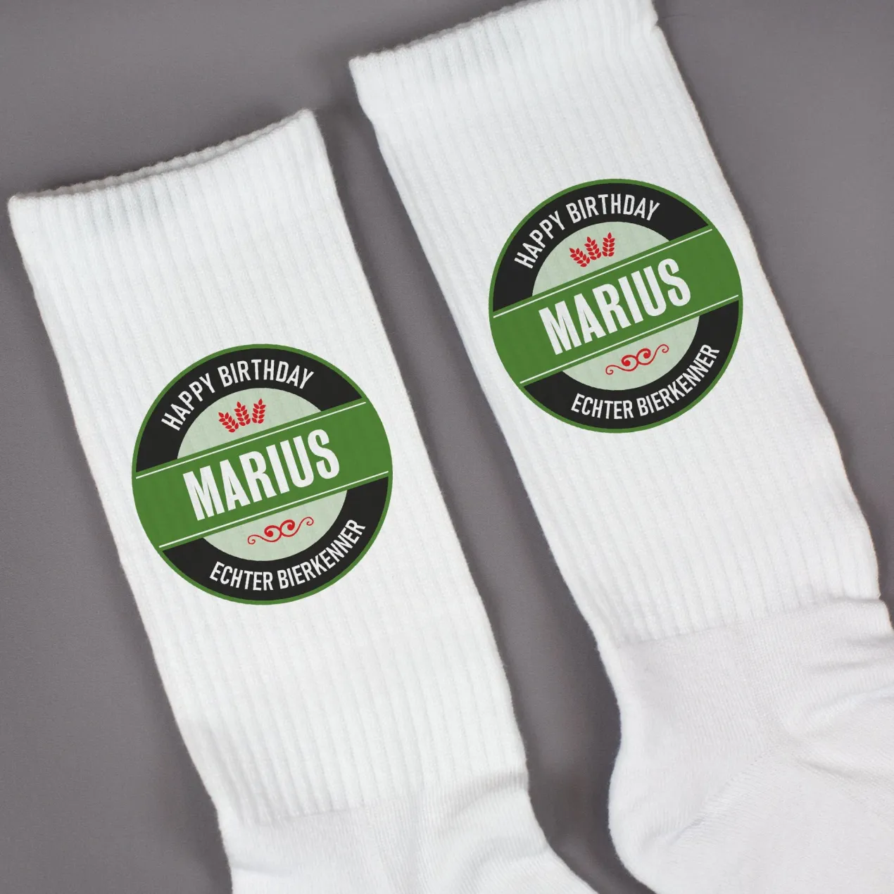 Socken mit Bierlogo & eigenem Text | Lustiges Biersocken Geschenk für Männer & Bierfreunde in weiß
