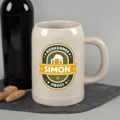 Steingut Bierkrug 'Bierkenner' personalisiert mit Name | Keramik Bierglas 0,5 oder 1 Liter