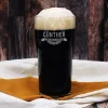 stilvolles Bierglas Pint mit Wappen, Münzen und Banner