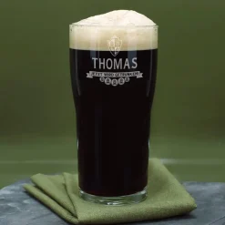 stilvolles Bierglas Pint mit Wappen, Münzen und Banner