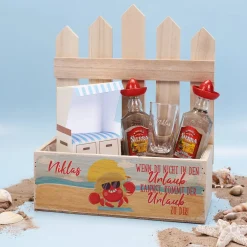 Strandurlaub-Feeling in der Holzkiste - mit personalisiertem Schnapsglas und Tequila