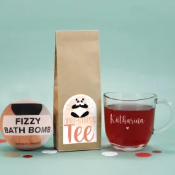 Stress lass nach Set mit Tee, Teeglas und Badebombe in persönlicher Box