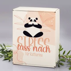 Stress lass nach Set mit Tee, Teeglas und Badebombe in persönlicher Box