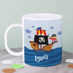 Tasse aus bruchfesten Kunststoff mit Piratenschiff und Name | Geschenk für Kinder & Einschulung