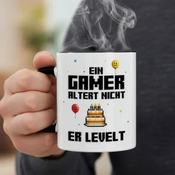 Tasse für Gamer zum Geburtstag mit Spruch 'Ein Gamer altert nicht er levelt' | 300 ml Keramiktasse