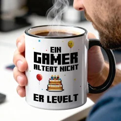 Tasse für Gamer zum Geburtstag mit Spruch 'Ein Gamer altert nicht er levelt' | 300 ml Keramiktasse