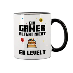 Tasse für Gamer zum Geburtstag mit Spruch 'Ein Gamer altert nicht er levelt' | 300 ml Keramiktasse