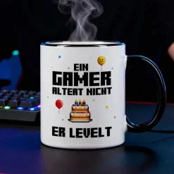 Tasse für Gamer zum Geburtstag mit Spruch 'Ein Gamer altert nicht er levelt' | 300 ml Keramiktasse