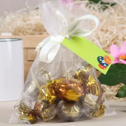 Tasse mit bunten Punkten und Schokoladenkugeln
