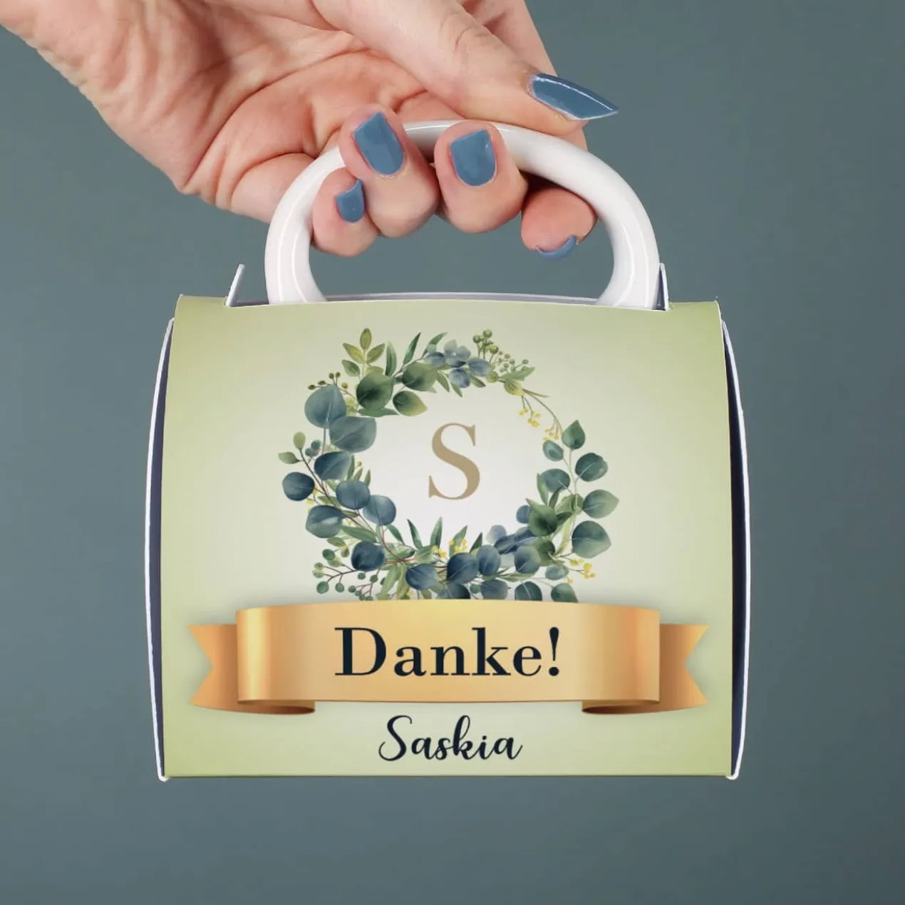 Tasse mit Name & Monogramm in Tassentasche mit Eukalyptus-Motiv