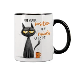 Tasse mit Spruch 'Positiv auf müde getestet' | Keramiktasse mit schwarzem Henkel & Rand