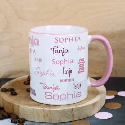 Tasse mit zwei Namen in verschiedenen Schriftarten
