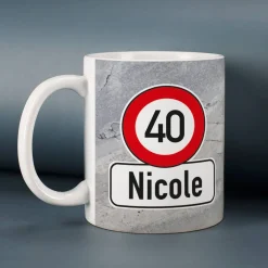 Tasse zum Geburtstag in Tassentasche mit Verkehrszeichen, Alter & Name