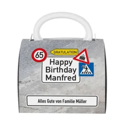 Tasse zum Geburtstag in Tassentasche mit Verkehrszeichen, Alter & Name
