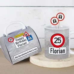 Tasse zum Geburtstag in Tassentasche mit Verkehrszeichen, Alter & Name