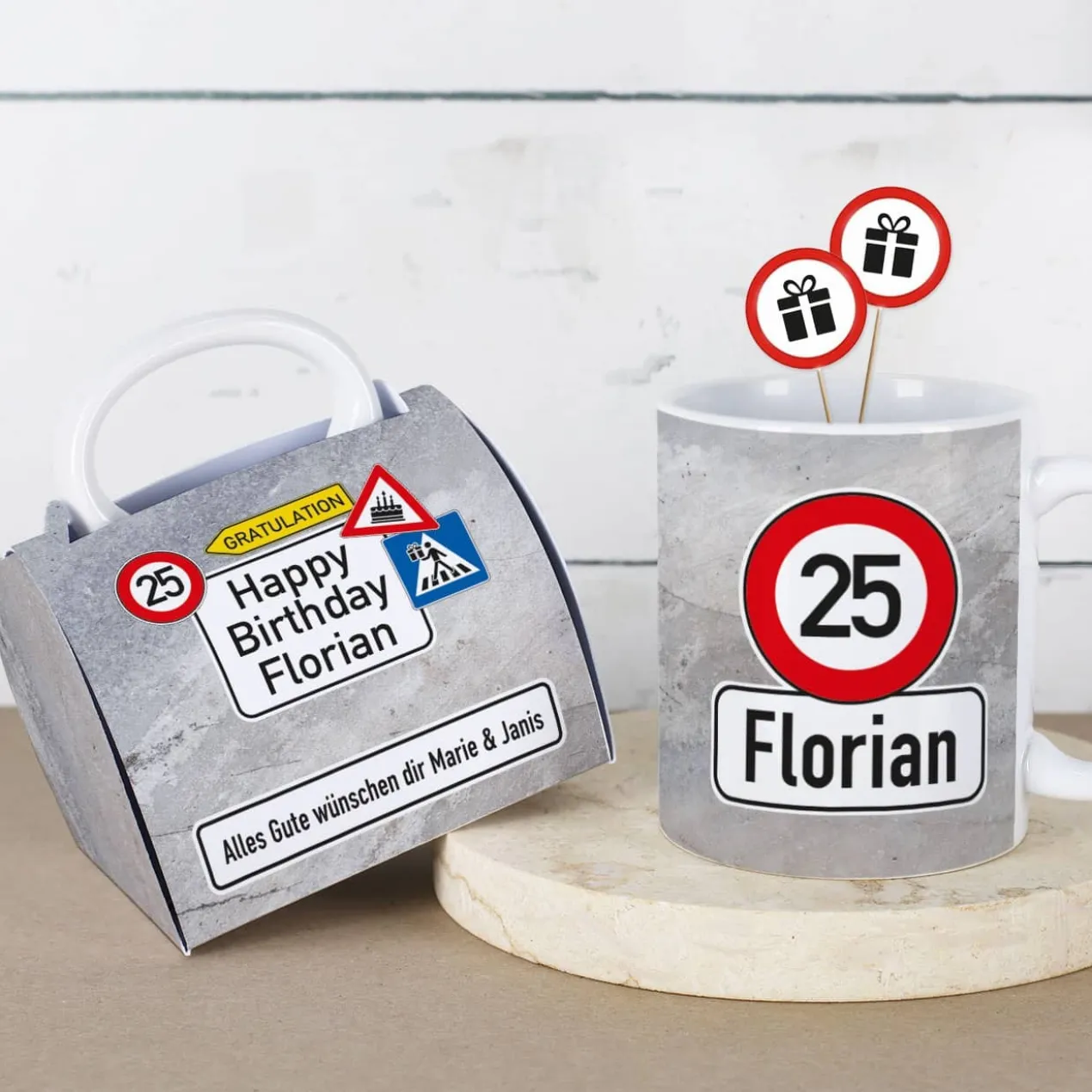 Tasse zum Geburtstag in Tassentasche mit Verkehrszeichen, Alter & Name