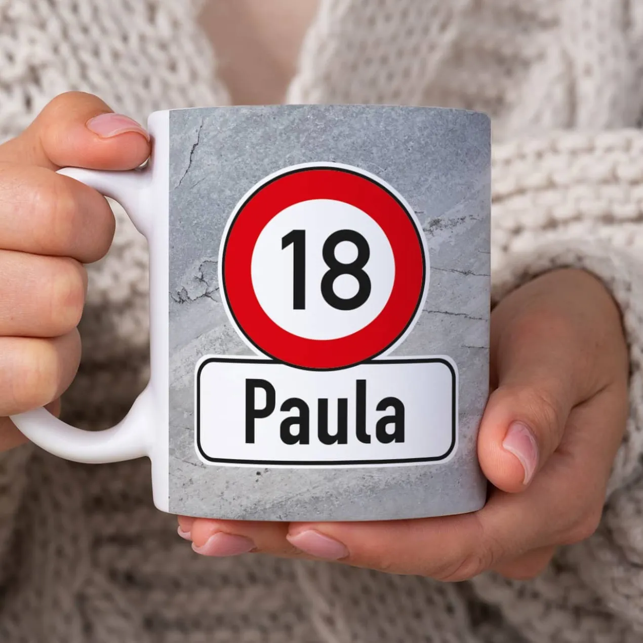 Tasse zum Geburtstag in Tassentasche mit Verkehrszeichen, Alter & Name