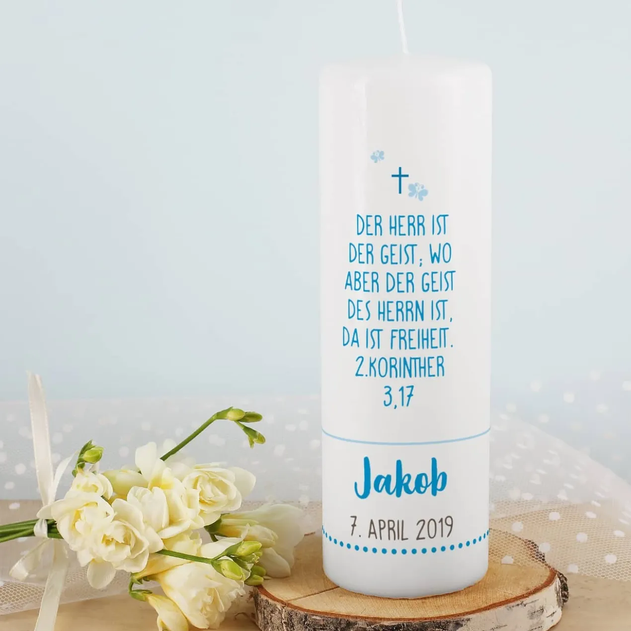 Taufkerze mit Lebensbaum in blau, Name, Datum und Taufspruch