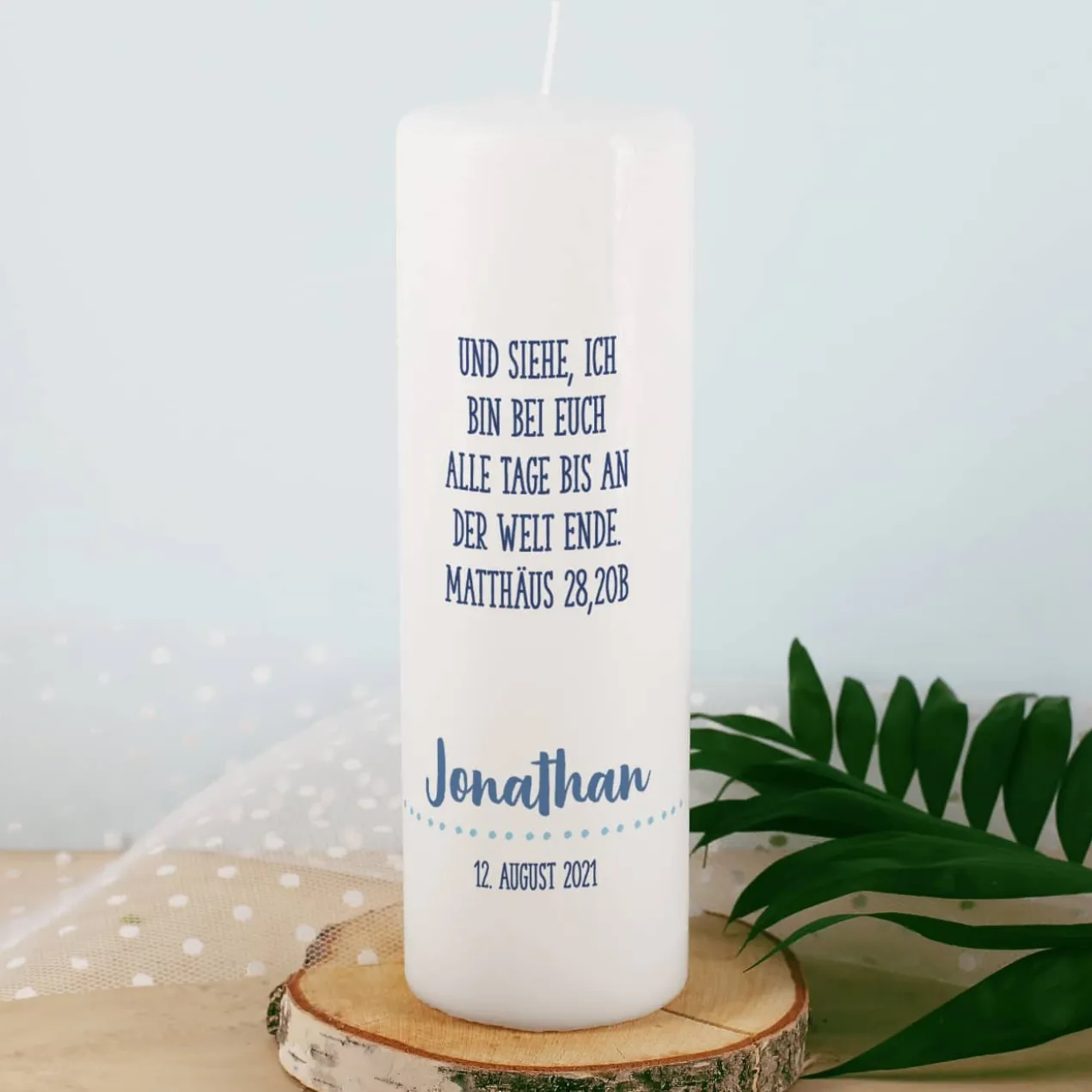 Taufkerze mit Wal, blauem Kreuz, Name, Datum und Taufspruch