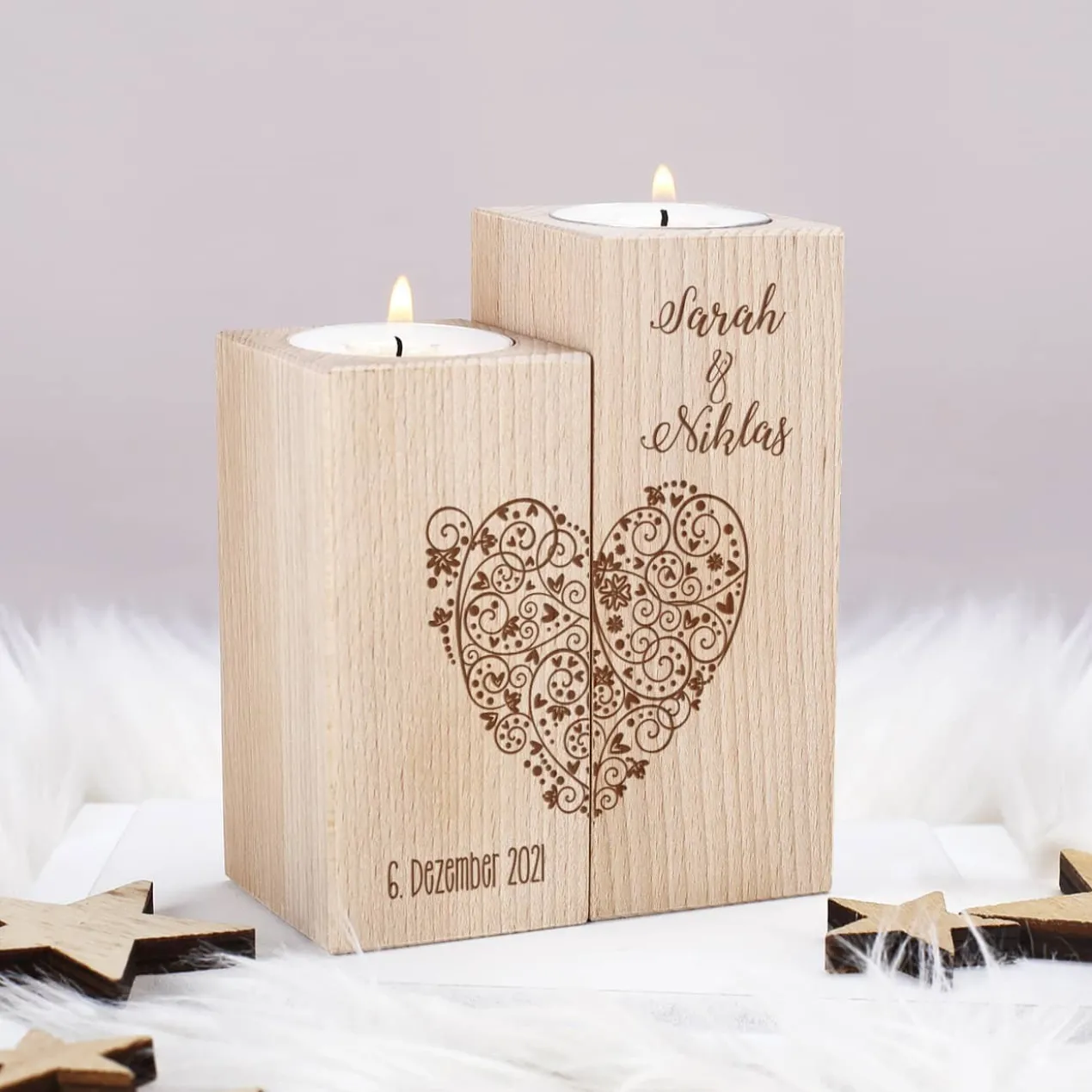Teelichthalter aus Holz mit graviertem Herz, Namen und Datum - 2er Set