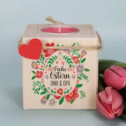 Teelichthalter aus Holz zu Ostern mit Wunschtext & buntem Blumen Motiv