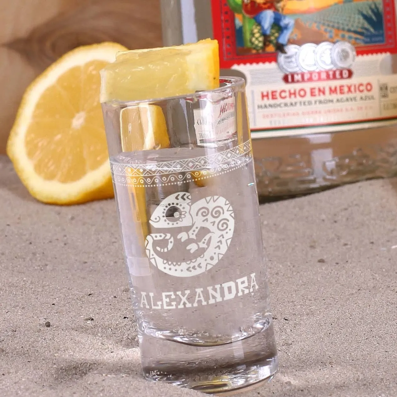 Tequila-Glas mit Chamäleon und mexikanischen Ornamenten mit Wunschname graviert