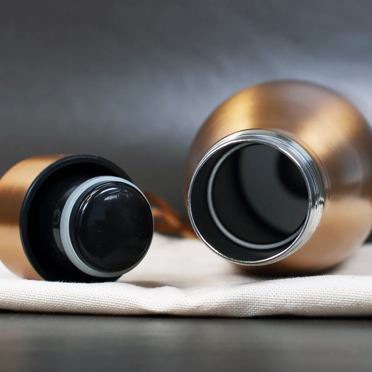 Thermosflasche in zwei Farben mit Ihrem Wunschnamen