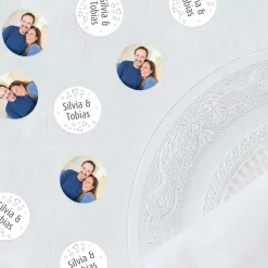 Tischdekoration zur Hochzeit - Fotokonfetti mit Namen und Herzen