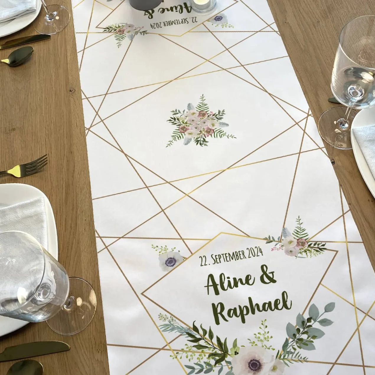 Tischläufer zur Hochzeit mit Namen, Datum & Blüten - in zwei Längen