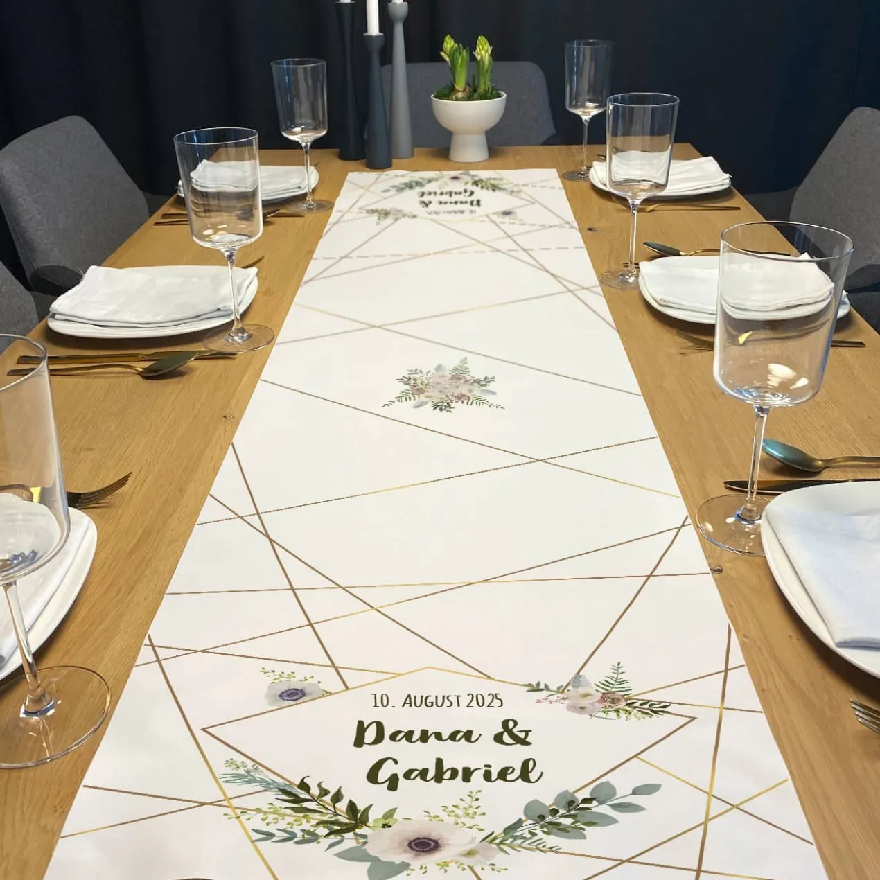 Tischläufer zur Hochzeit mit Namen, Datum & Blüten - in zwei Längen