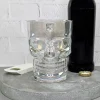 Totenkopf-Bierglas 500 ml | irisierendes Trinkglas mit Griff in Knochenform