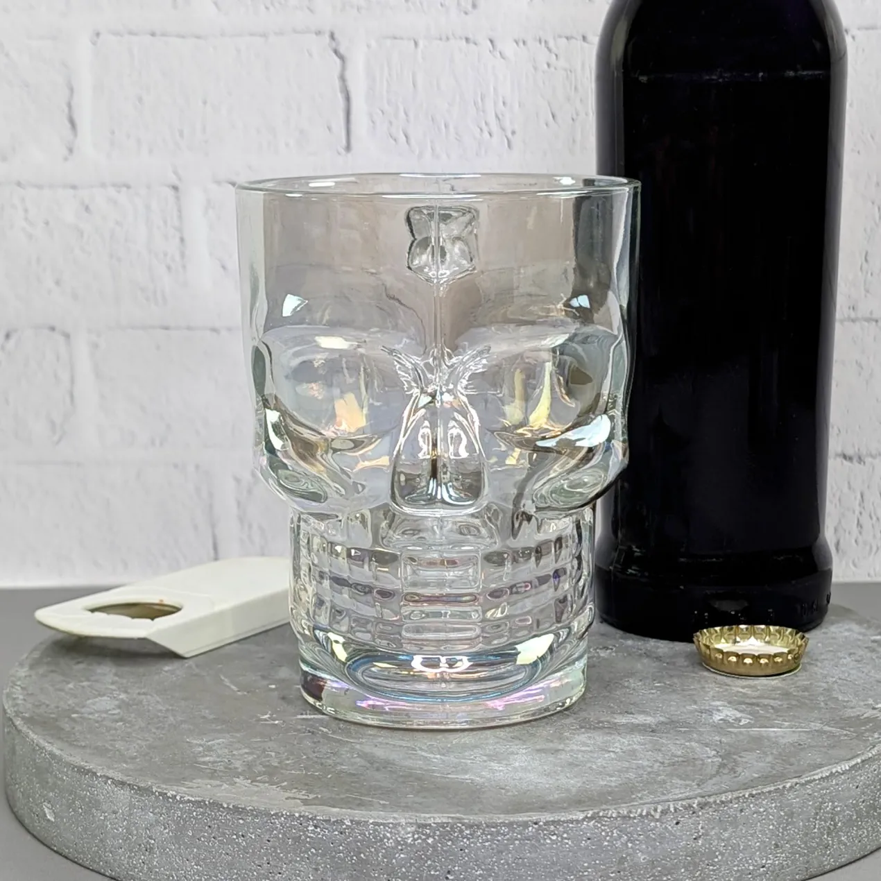 Totenkopf-Bierglas 500 ml | irisierendes Trinkglas mit Griff in Knochenform
