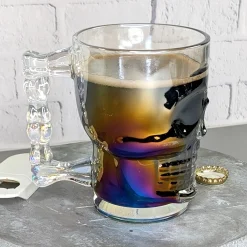 Totenkopf-Bierglas 500 ml | irisierendes Trinkglas mit Griff in Knochenform