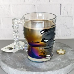 Totenkopf-Bierglas 500 ml | irisierendes Trinkglas mit Griff in Knochenform