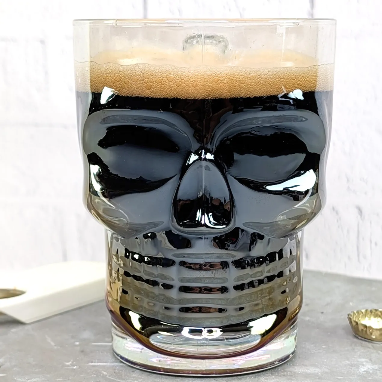 Totenkopf-Bierglas 500 ml | irisierendes Trinkglas mit Griff in Knochenform