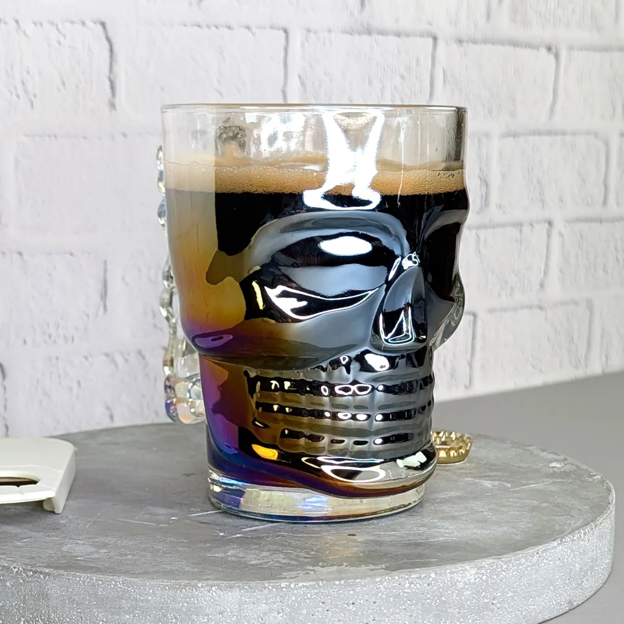 Totenkopf-Bierglas 500 ml | irisierendes Trinkglas mit Griff in Knochenform
