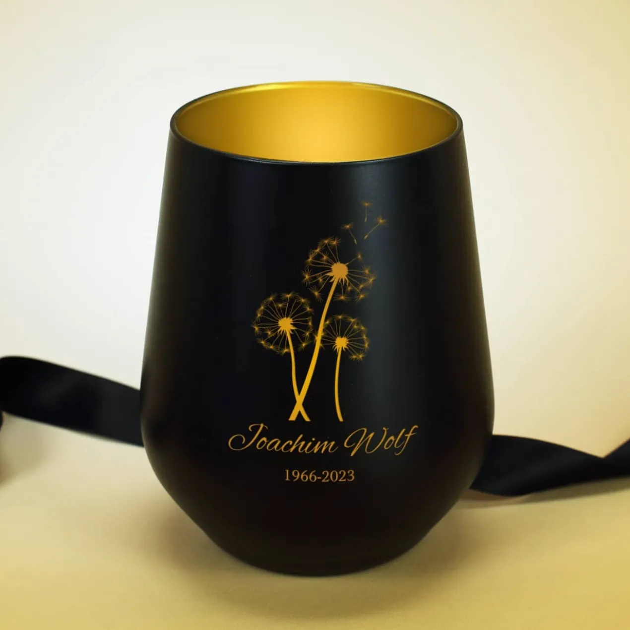 Trauerwindlicht mit Pusteblume, Name und Datum