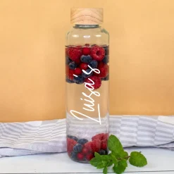 Trinkflasche aus Glas mit Name personalisiert 600 ml | Handmade Flasche mit Holzdeckel als Geschenk